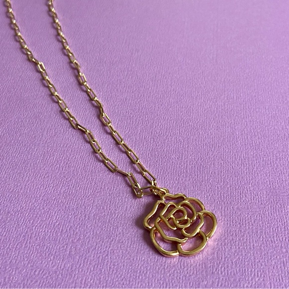 NWT! Beautiful link chain necklace with camellia flower pendant. - Picture 3 of 11